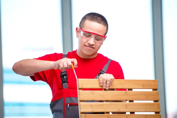 Unge møbler tømrer i industrielt koncept - Stock-foto