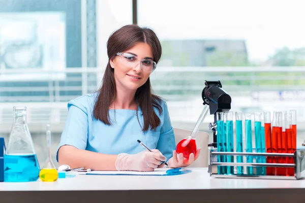 Doctora joven trabajando en el laboratorio — Foto de Stock