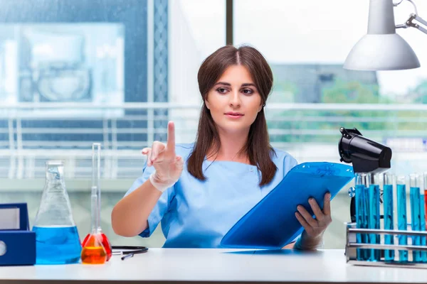 Genç kadın laboratuarda düğmelere basarak — Stok fotoğraf