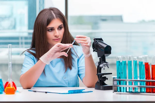 Jovem médica trabalhando no laboratório — Fotografia de Stock