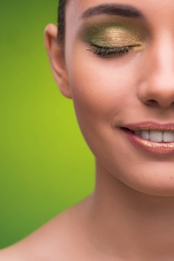 Güzellik kavramı yeşil zemin üzerine genç kadın