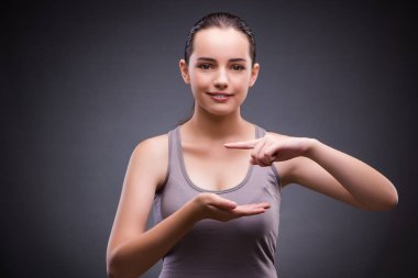 Genç kız sanal düğmesine basarak spor