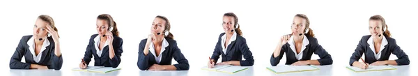 Assistente de call center respondendo a chamadas — Fotografia de Stock