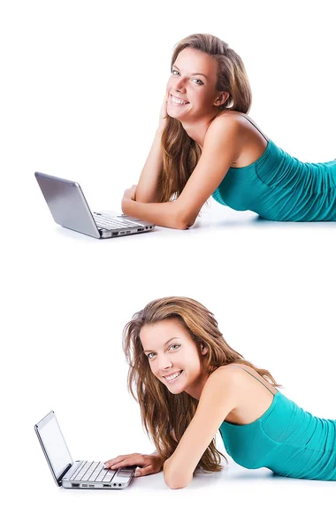 Jonge vrouw werkt op laptop — Stockfoto