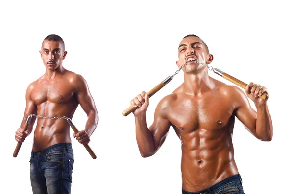 Guerrier des arts martiaux avec des nunchakus sur blanc — Photo