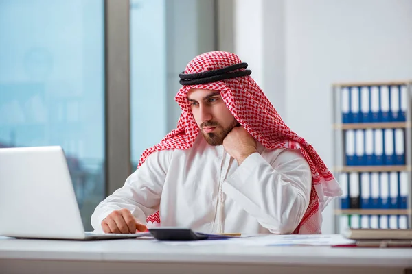 Arabische zakenman werkt op laptop computer — Stockfoto