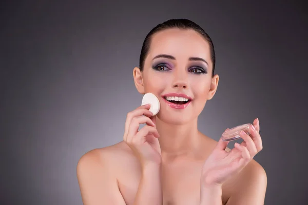 Mulher aplicando creme no conceito de beleza — Fotografia de Stock