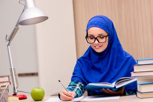 Moslim meisje vermelding examens voorbereiden — Stockfoto