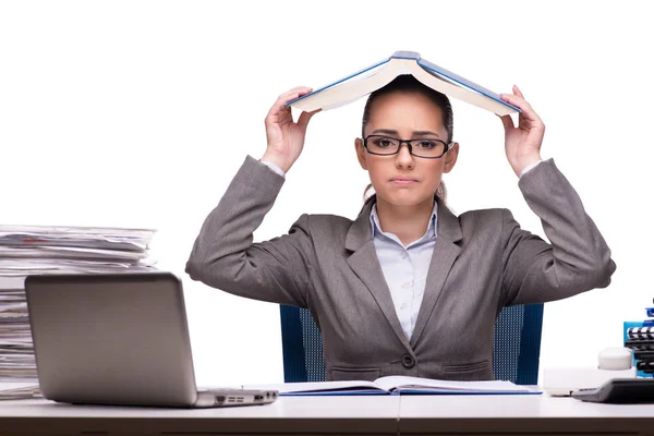 Junge Geschäftsfrau im Büro isoliert auf Weiß — Stockfoto