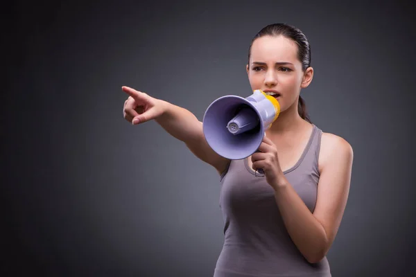 Kobieta w koncepcji sportu z głośnika — Zdjęcie stockowe