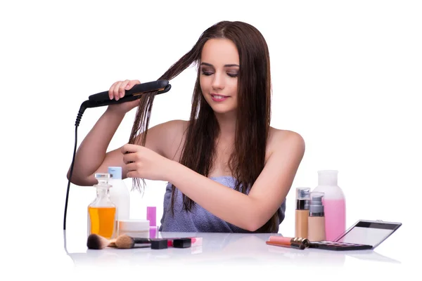 Mulher fazendo cabelo isolado no branco — Fotografia de Stock