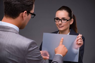 Sanal ekran üzerinde çalışan iş adamları