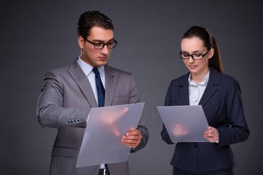 Sanal ekran üzerinde çalışan iş adamları