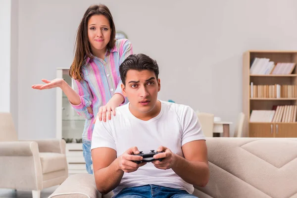 Familia joven que sufre de adicción a los juegos de ordenador —  Fotos de Stock