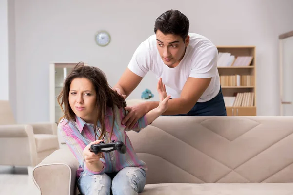 Bilgisayar oyunları bağımlılığından muzdarip genç aile — Stok fotoğraf
