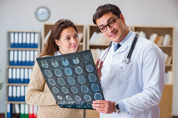 Jonge arts op zoek naar computer tomografie x-ray beeld — Stockfoto