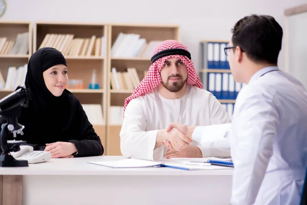 Doktor poradenství arabské rodiny v nemocnici — Stock fotografie