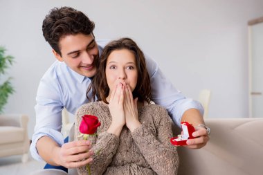 Evlilik teklifi yapan bir adamın romantik konsepti.