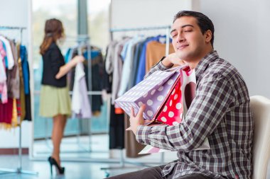 Mutlu koca karısıyla alışveriş