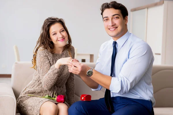 Concetto romantico con l'uomo che fa proposta di matrimonio — Foto Stock