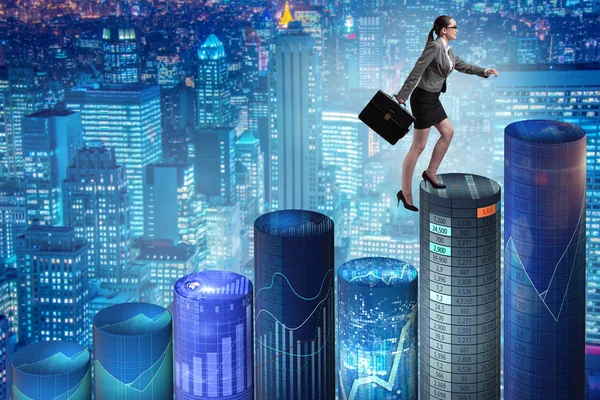 Geschäftsfrau läuft über Balkendiagramme — Stockfoto