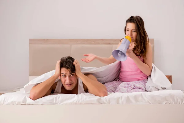 Conflito familiar com esposa marido na cama — Fotografia de Stock