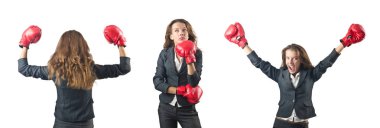 Beyazların üzerinde boks eldivenli genç bir kadın.