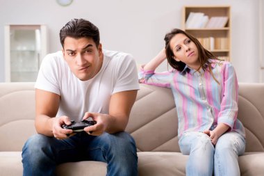 Bilgisayar oyunları bağımlılığından muzdarip genç aile