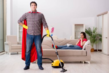 Süper kahraman koca karısına evde yardım ediyor.