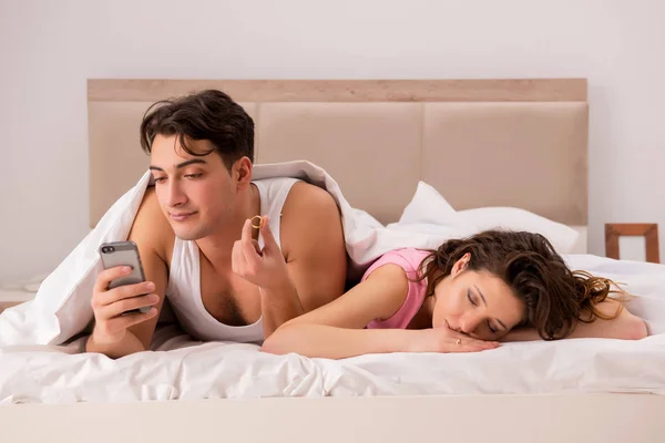 Conflicto familiar con la esposa marido en la cama — Foto de Stock