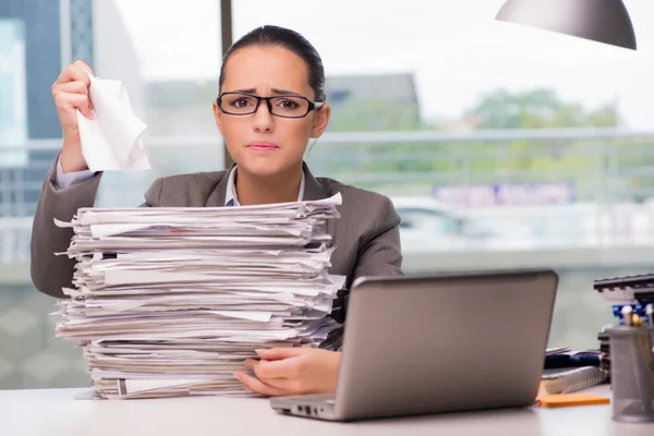 Jeune femme d'affaires travaillant dans le bureau — Photo