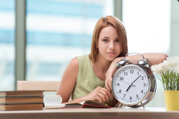 Estudiante con despertador gian preparándose para los exámenes —  Fotos de Stock