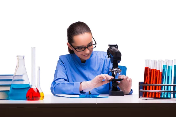 Jeune femme médecin en laboratoire isolée sur blanc — Photo