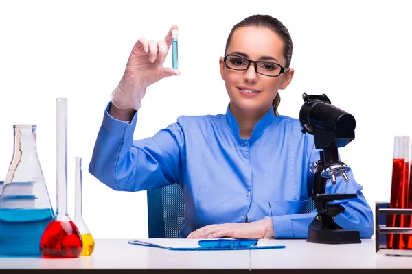 Jeune femme médecin en laboratoire isolée sur blanc — Photo