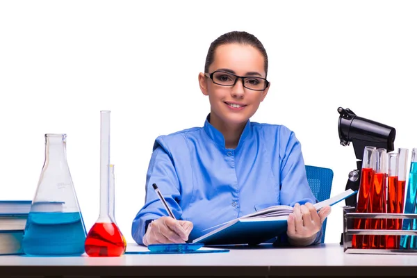 Jonge vrouwelijke arts in lab geïsoleerd op wit — Stockfoto