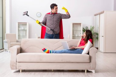 Süper kahraman koca karısına evde yardım ediyor.