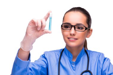 Laboratuvardaki genç bayan doktor beyazlar içinde izole edilmiş.