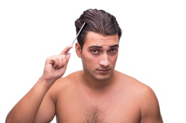 Adam beyaz izole saçları fırçalama