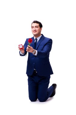 Evlilik teklifi yapan bir adamın romantik konsepti.