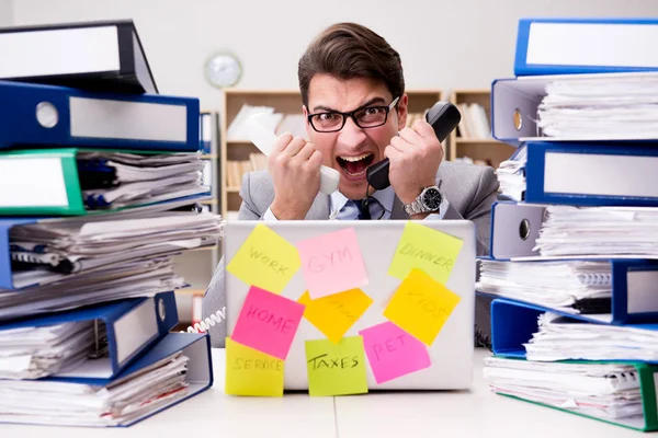 Empresario luchando con múltiples prioridades — Foto de Stock