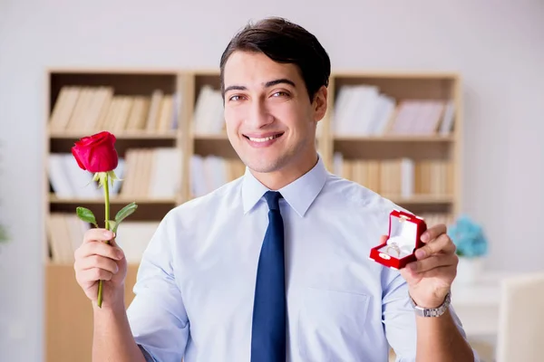 Romantisches Konzept mit Mann, der Heiratsantrag macht — Stockfoto