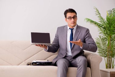 İşadamı ile kanepe oturma dizüstü dizüstü