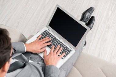 İşadamı iş kavramı içinde laptop ile çalışma
