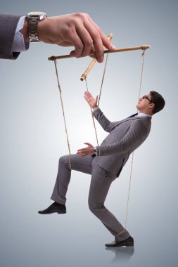 İşadamı kuklası patron tarafından manipüle ediliyor.