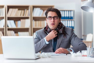 Hasta işadamı, ofiste hastalık yüzünden acı çekiyor.