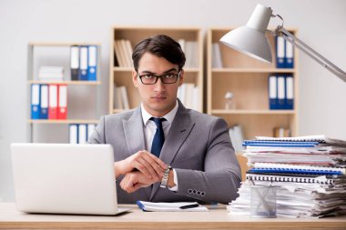 ofiste çalışan yakışıklı işadamı