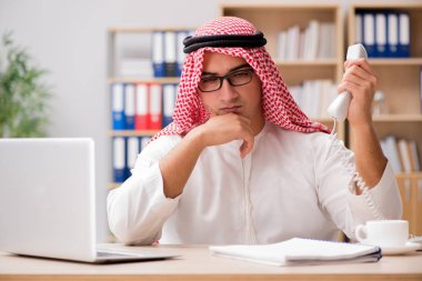 Ofiste çalışan Arap işadamı.