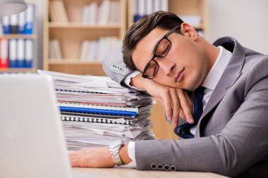 Ofiste oturan işadamı yorgun