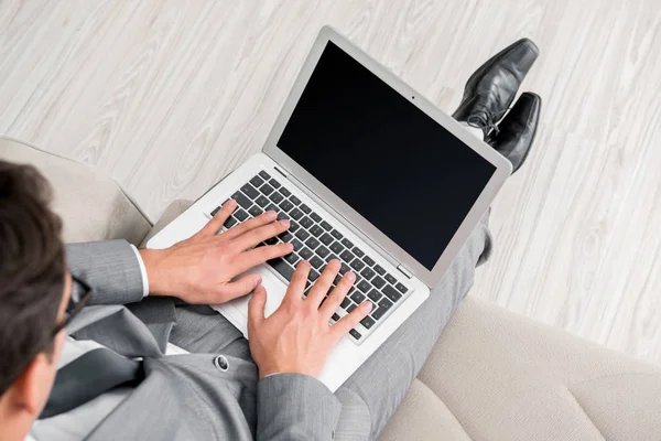 Uomo d'affari che lavora con il laptop nel concetto di business — Foto Stock