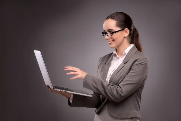 Jeune femme d'affaires travaillant avec ordinateur portable dans le concept d'entreprise — Photo